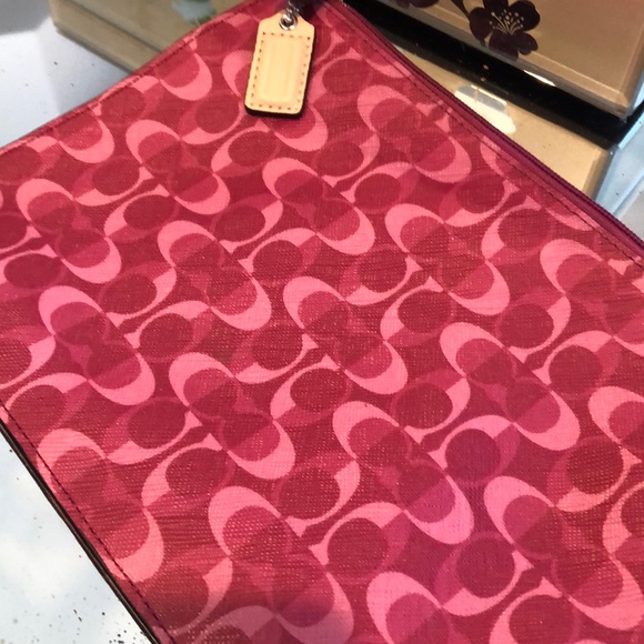 Coach berry and pink tech bag - Picture 3 of 3